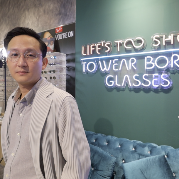 คุณธีระ เทอดบุญไพศาล เจ้าของศูนย์สายตา KEEPLOOK by Optometrists เริ่มต้นจากการเป็นพนักงานในบริษัทของคนอื่นมาเป็นเจ้าของธุรกิจของตนเอง