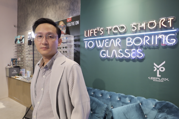 คุณธีระ เทอดบุญไพศาล เจ้าของศูนย์สายตา KEEPLOOK by Optometrists เริ่มต้นจากการเป็นพนักงานในบริษัทของคนอื่นมาเป็นเจ้าของธุรกิจของตนเอง