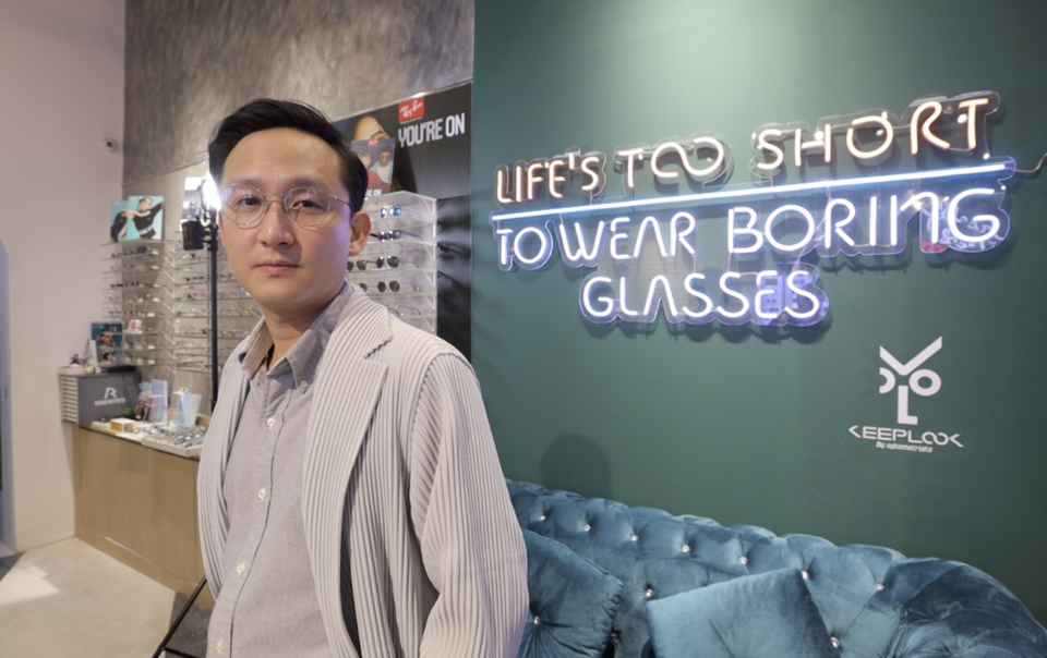 คุณธีระ เทอดบุญไพศาล เจ้าของศูนย์สายตา KEEPLOOK by Optometrists เริ่มต้นจากการเป็นพนักงานในบริษัทของคนอื่นมาเป็นเจ้าของธุรกิจของตนเอง