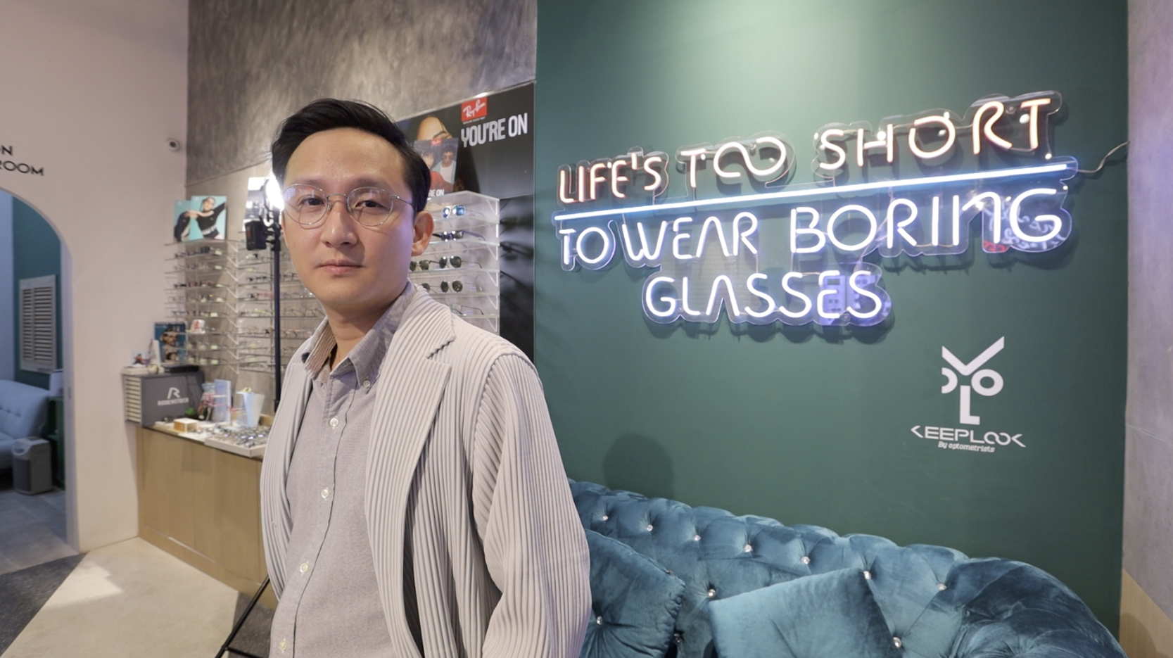 คุณธีระ เทอดบุญไพศาล เจ้าของศูนย์สายตา KEEPLOOK by Optometrists เริ่มต้นจากการเป็นพนักงานในบริษัทของคนอื่นมาเป็นเจ้าของธุรกิจของตนเอง