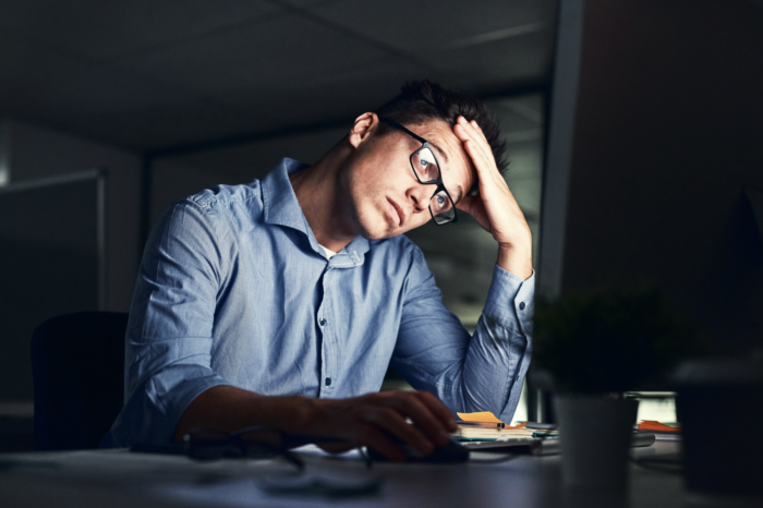 10 พฤติกรรมที่ไม่ควรทำในที่ทำงาน ที่อาจทำลายอาชีพของคุณได้ในทันที